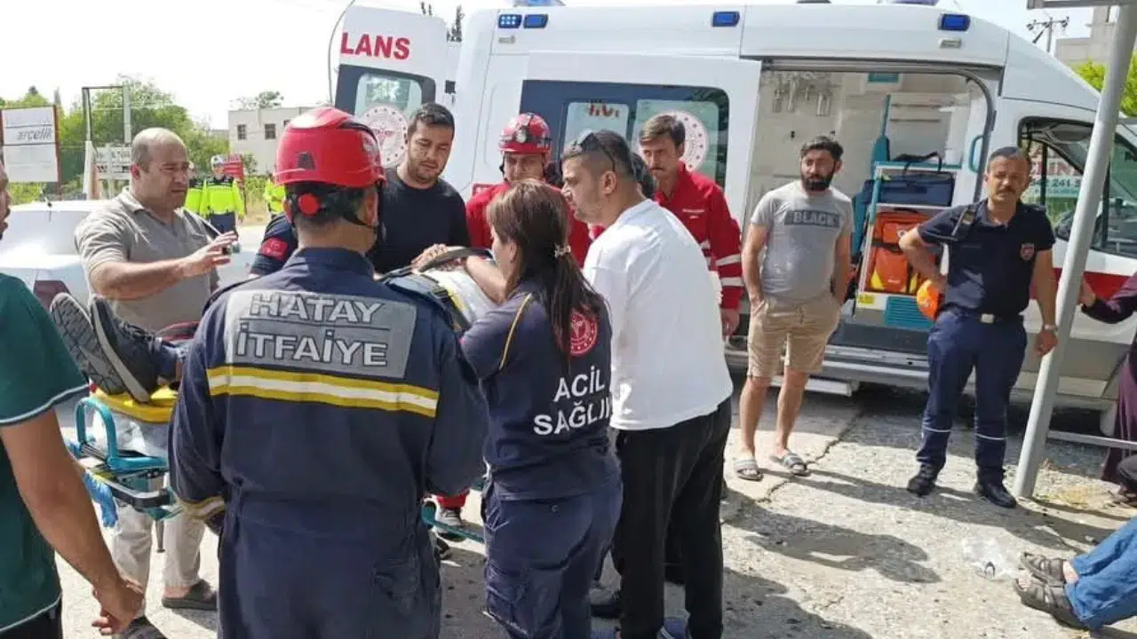Hatay Dörtyol'da otomobiller kafa kafaya çarpıştı : 2 yaralı
