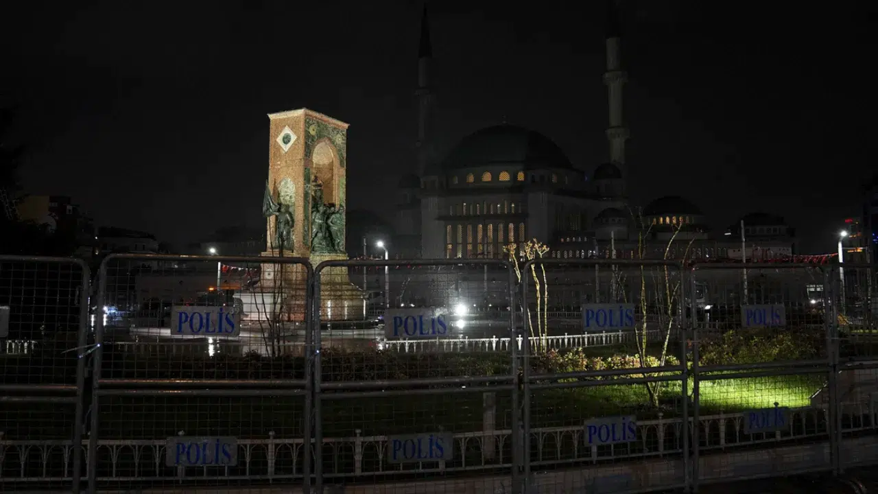 1 Mayıs nedeniyle Taksim Meydanı'na çıkan yollar kapatıldı