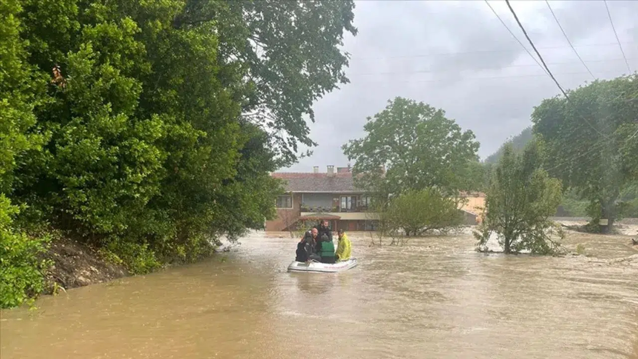Tokat Erbaa'da Kelkit Çayı taştı, baraj kapakları açılınca 70 ev boşaltıldı