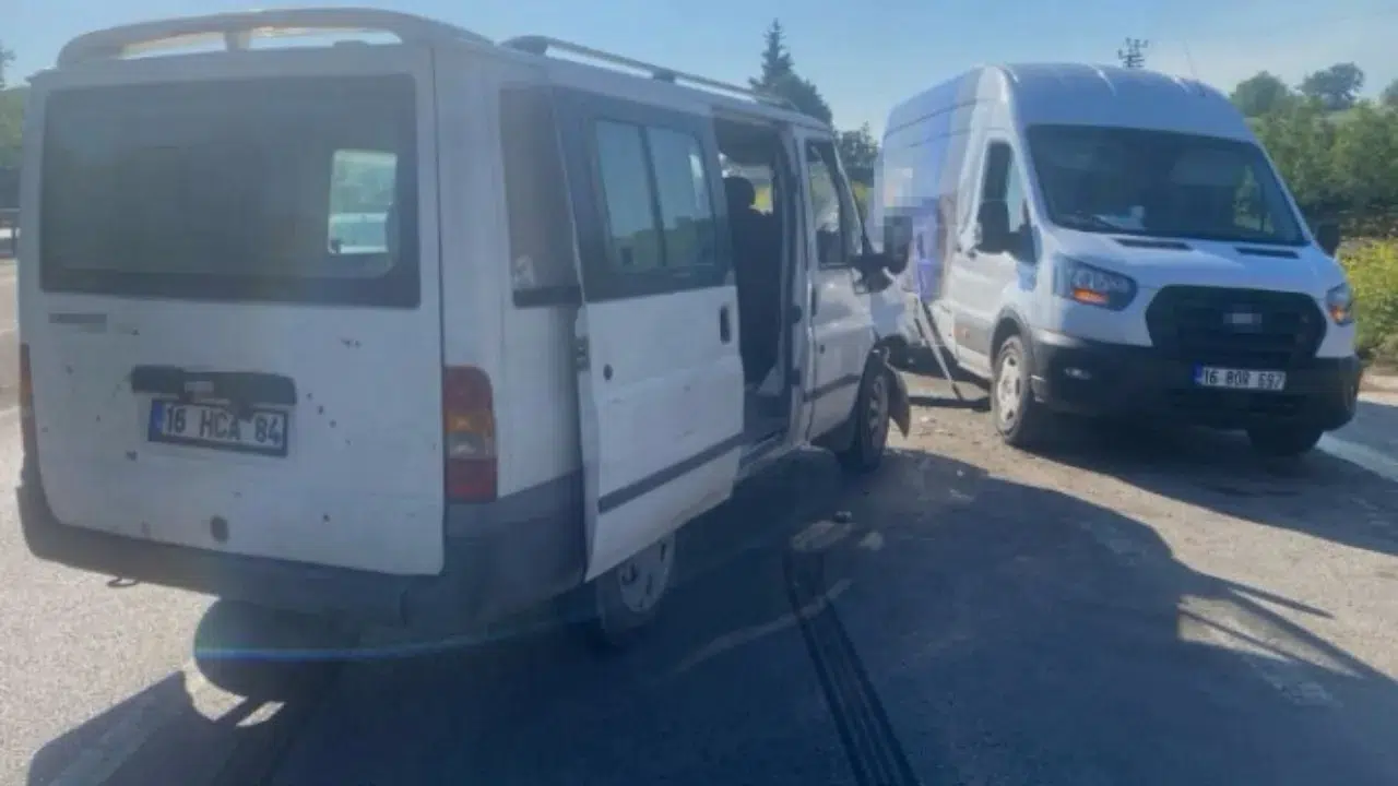 Bursa İnegöl'de iki minibüs çarpıştı : 4 yaralı