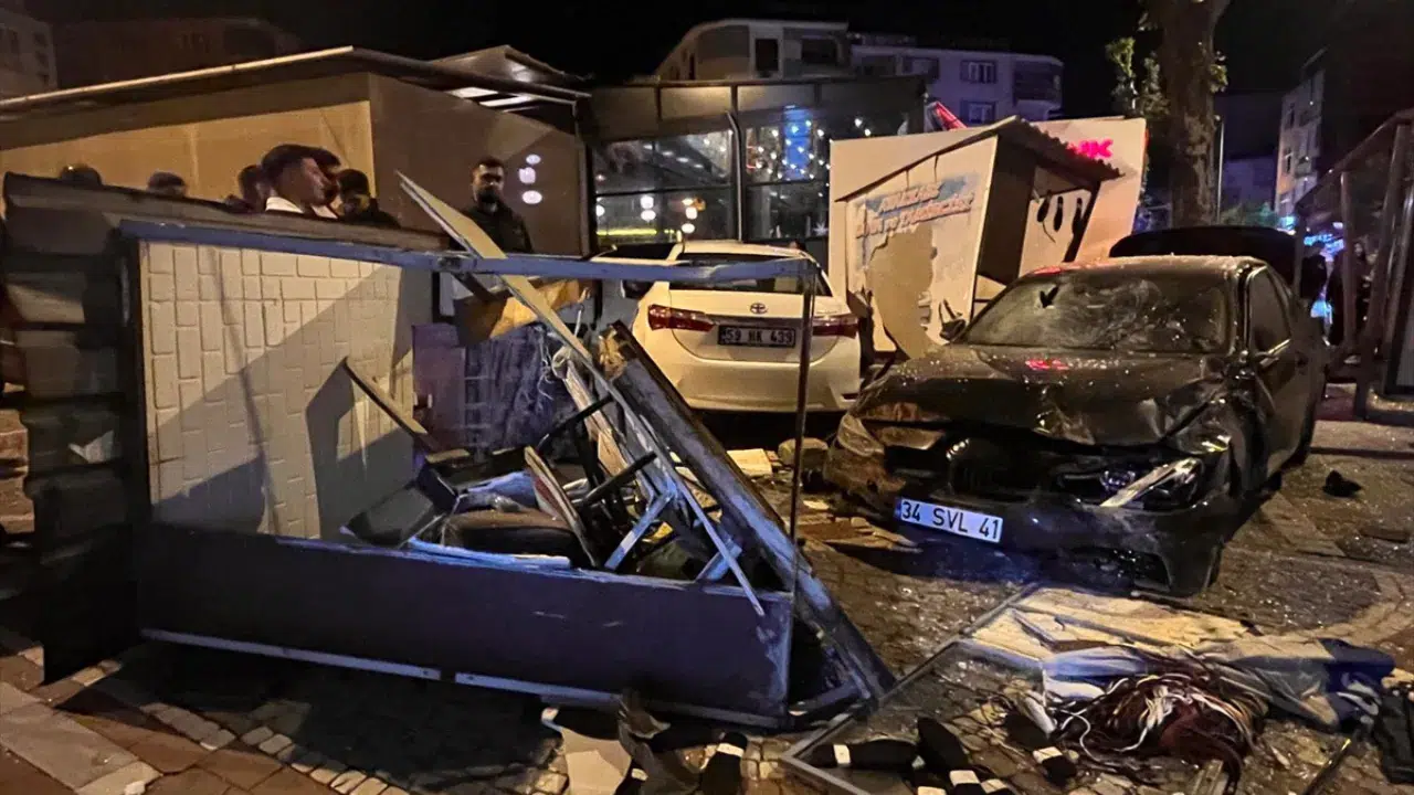 Tekirdağ'da otomobil durağa çarptı : 3 yaralı