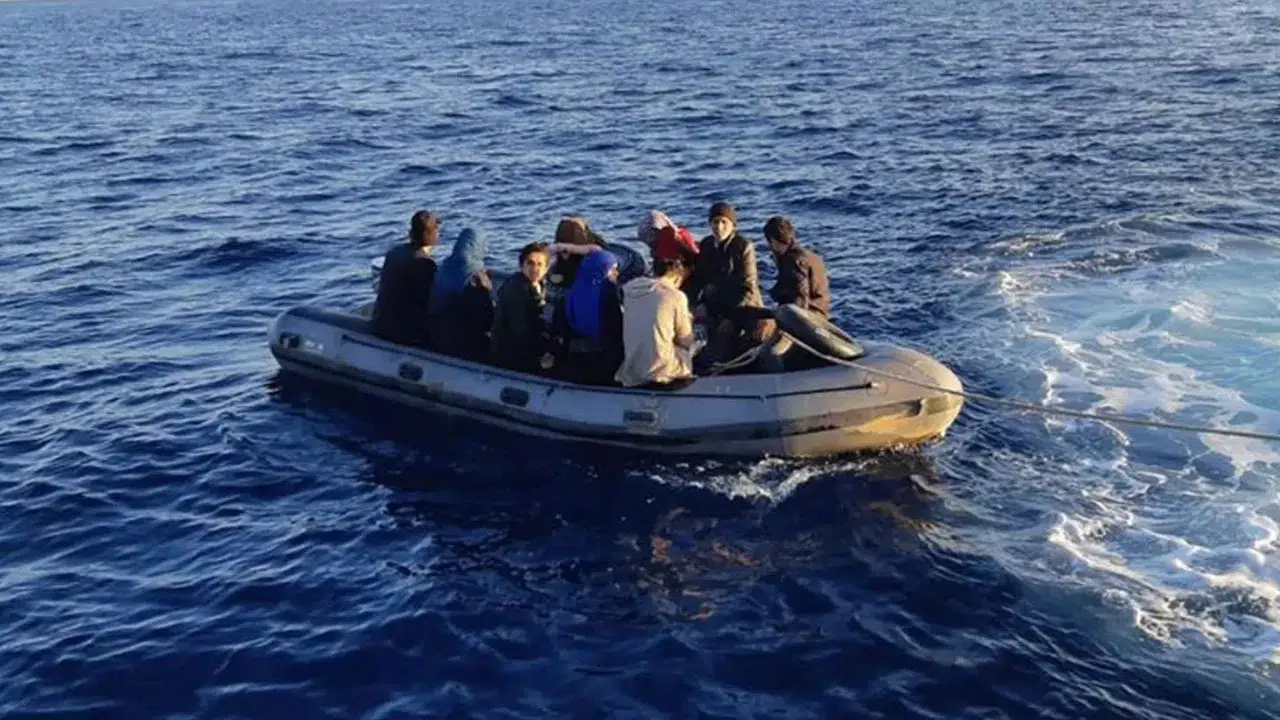 İzmir Foça'da 43 düzensiz göçmen kurtarıldı