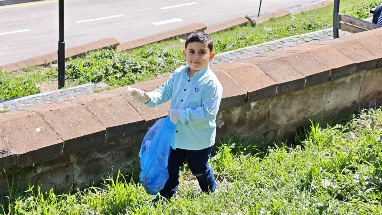 7 yaşında sosyal medya kampanyası : Takipçi sayısı kadar çöp topluyor