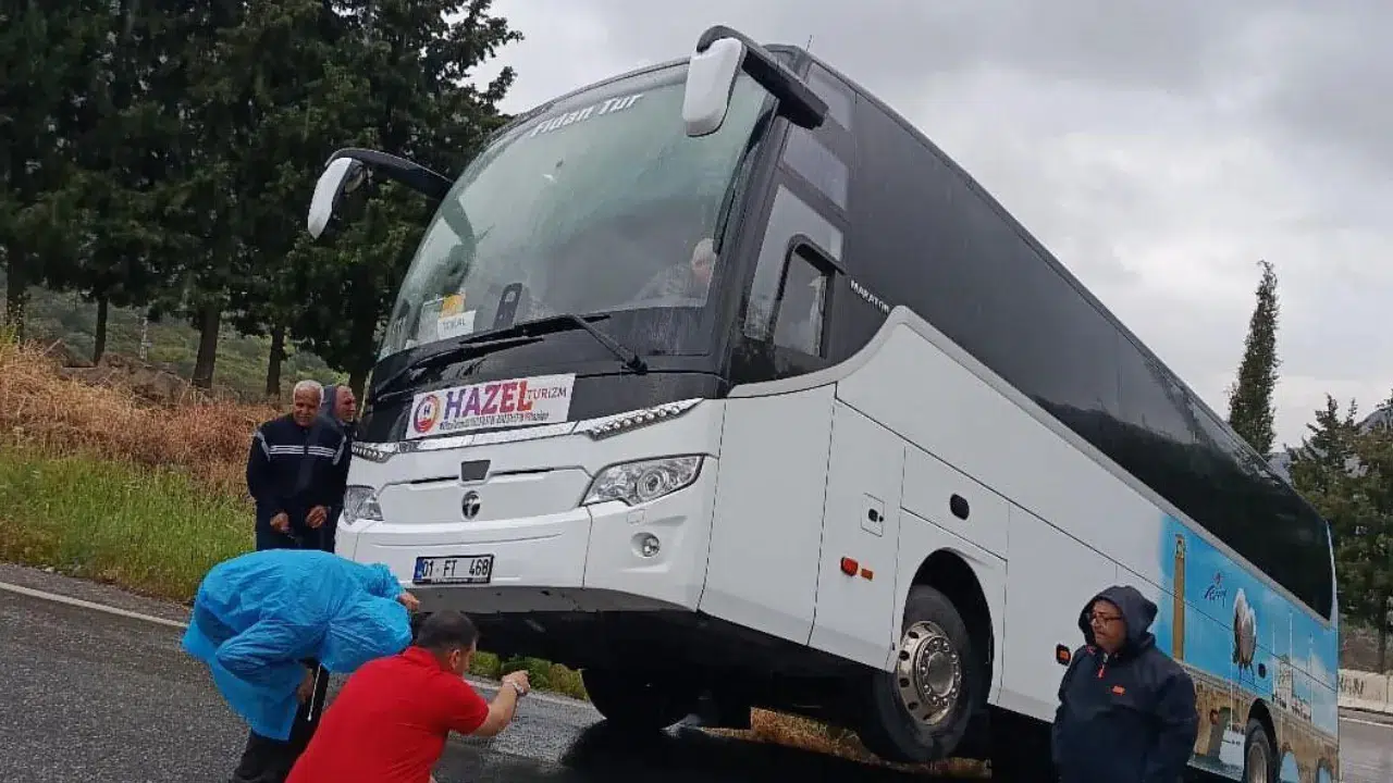 İzmir'de tur otobüsü rampa çıkamayarak şarampole kaydı