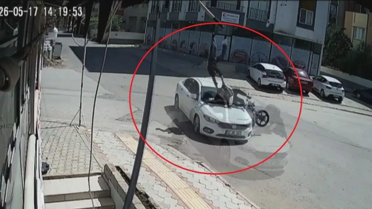 Hatay'da korkutan kaza : Motosiklet otomobile saplandı, 2 kişi havada uçtu