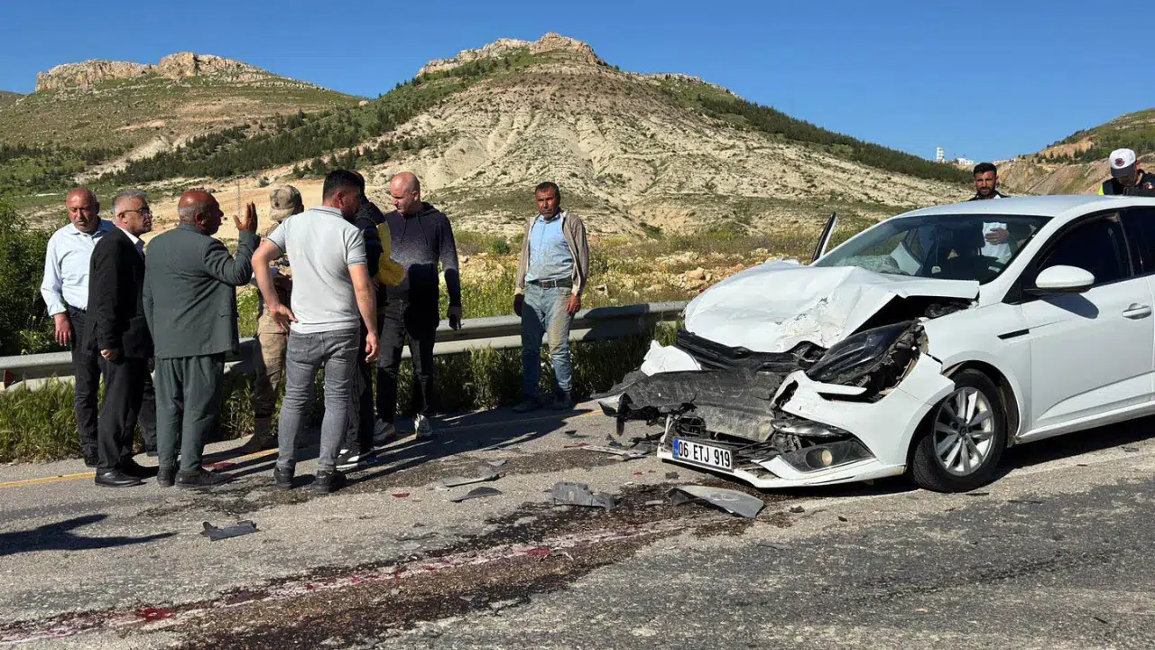 Mardin’de iki otomobil çarpıştı : Mazıdağı-Derik karayolunda trafik kazası