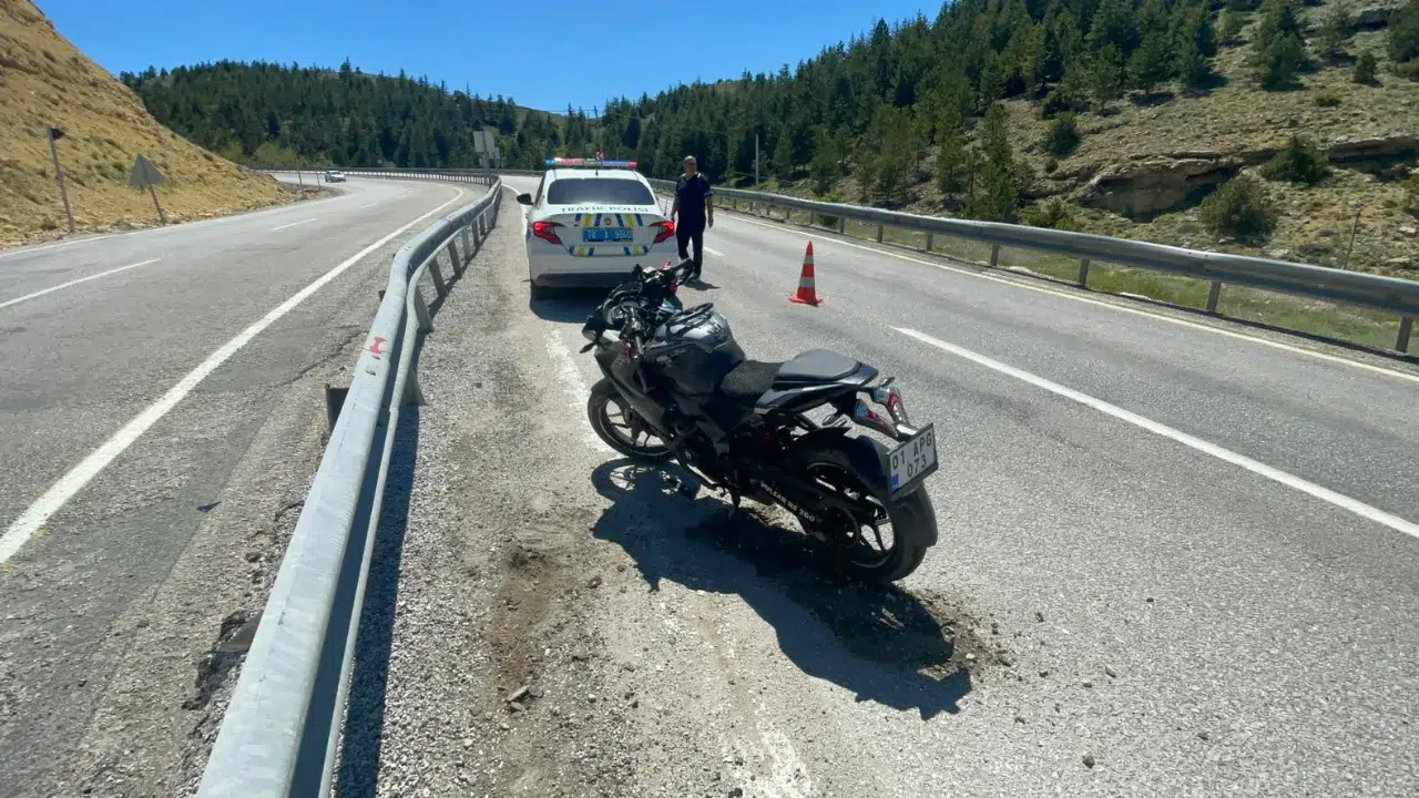 Karaman'da motosiklet bariyerlere çarptı : Sürücü yaralandı