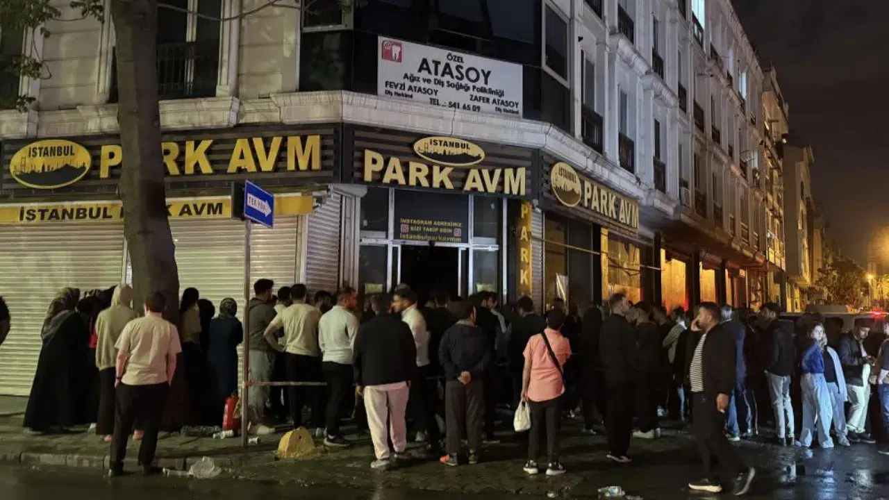 Küçükçekmece'de iş yerinde yangın çıktı : 3 kişi dumandan etkilendi