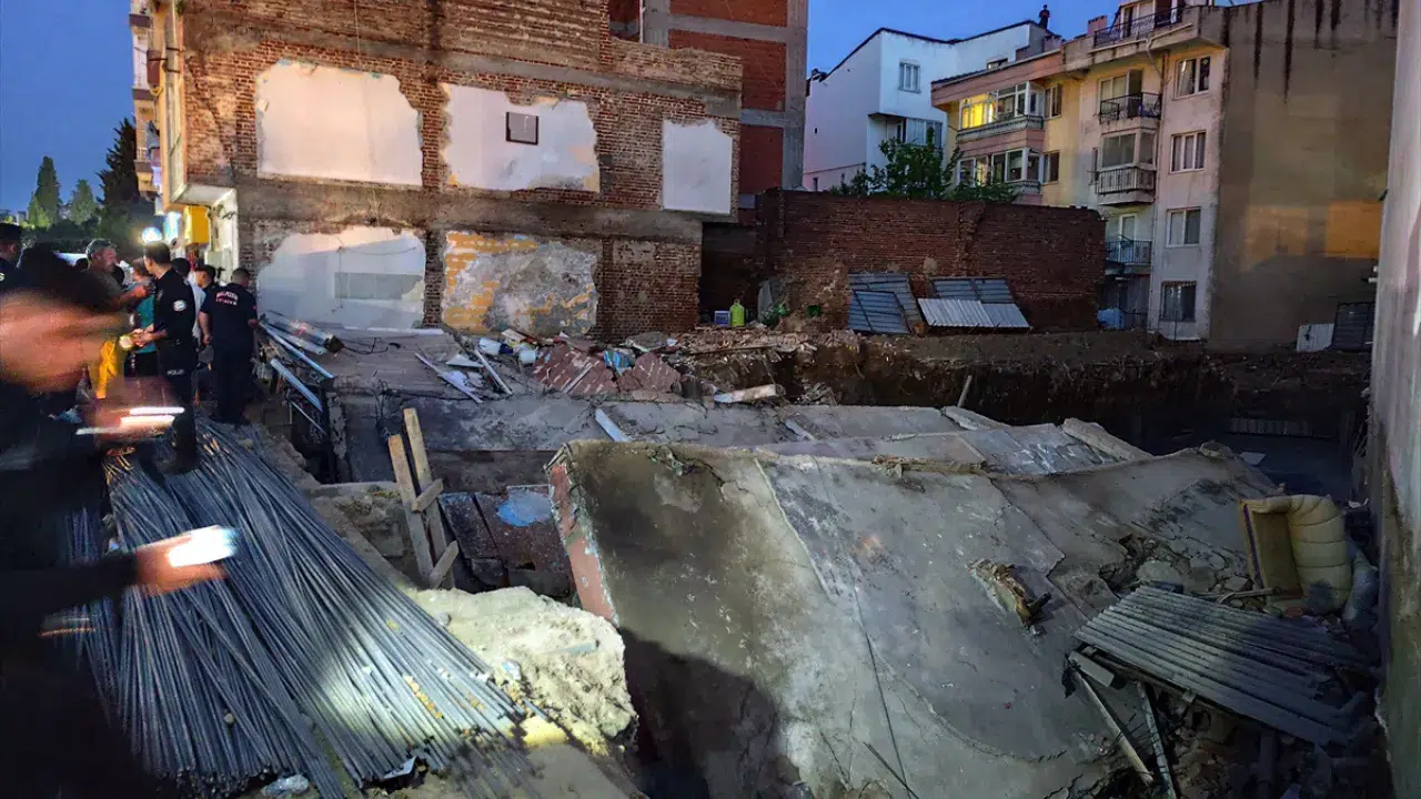 Balıkesir'de inşaat kazısı sırasında temeli zarar gören 3 katlı bina yıkıldı