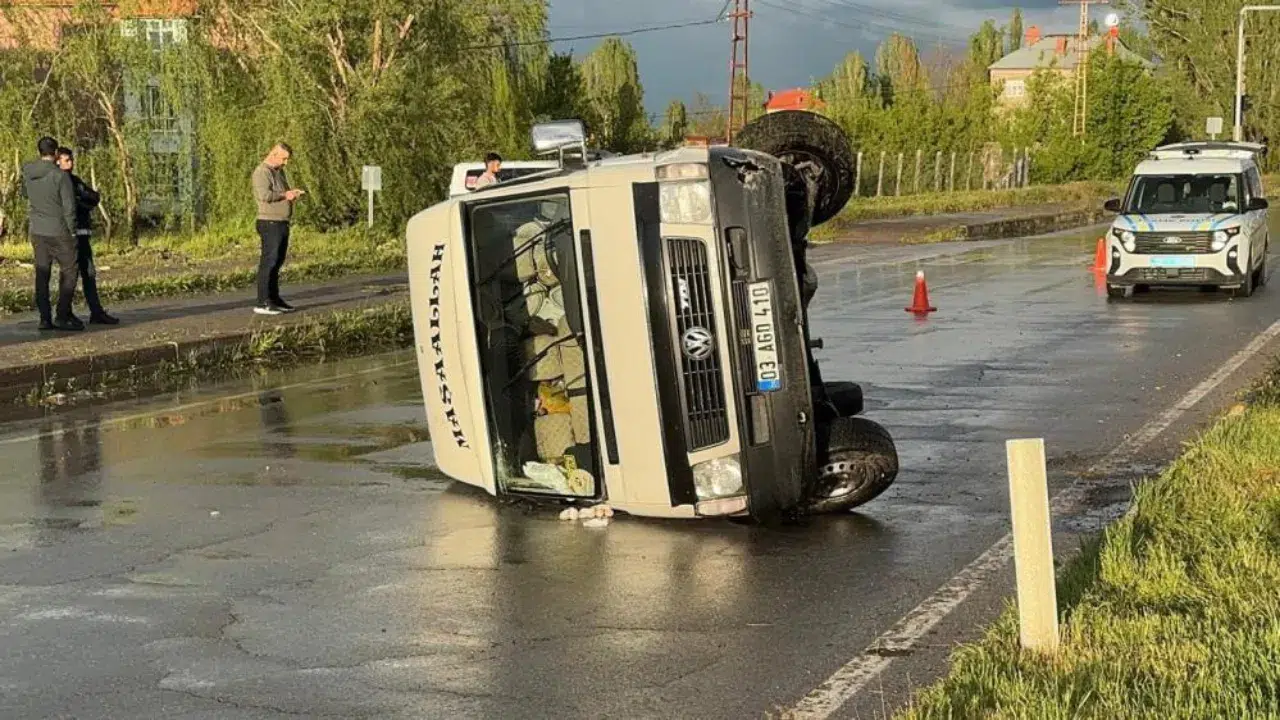 Muş'ta kontrolden çıkan minibüs devrildi : 2 yaralı
