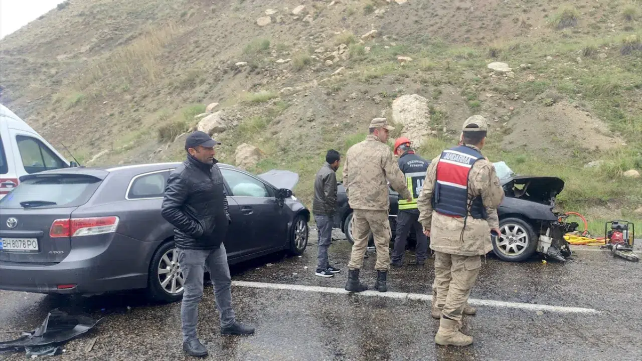 Erzurum'da iki otomobil çarpıştı : 2'si çocuk 5 yaralı