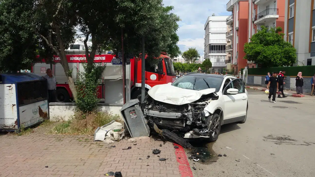 Antalya'da otomobille çarpışan yunus timleri kaza yaptı : 2 polis memuru yaralı