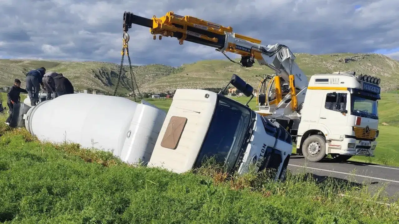 Diyarbakır Silvan'da beton mikseri devrildi : Sürücü yaralandı