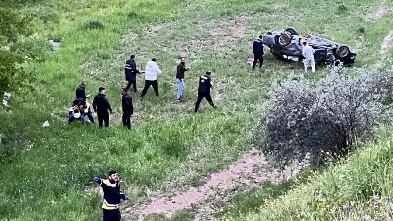 Adıyaman'da otomobil tarlaya uçtu : Yaralılar var