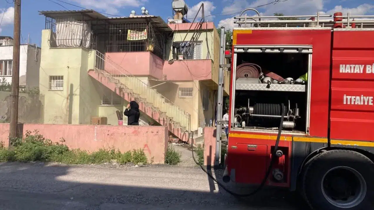 Dörtyol'da ev yangını : İtfaiye alevleri büyümeden söndürdü