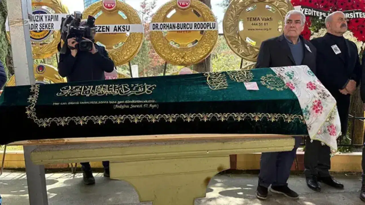 Şarkıcı Tülay Özer son yolculuğuna uğurlandı : Zerrin Özer cenazede rahatsızlandı