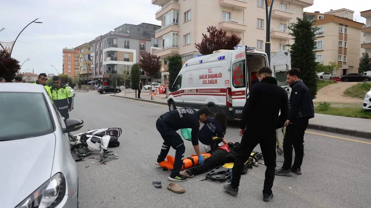 Nevşehir'de akılalmaz kaza : Park halindeki aracı görmedi , çarpıp yola savruldu