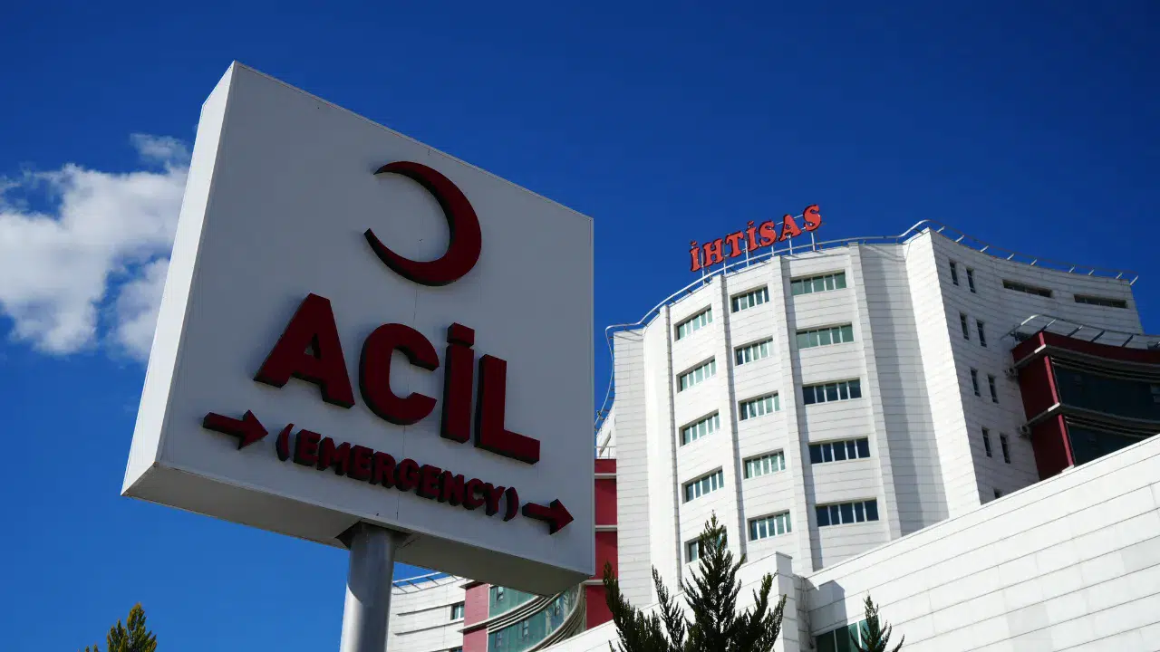 Kırıkkale’de zincirleme trafik kazası : 3 otomobil çarpıştı, 5 yaralı var