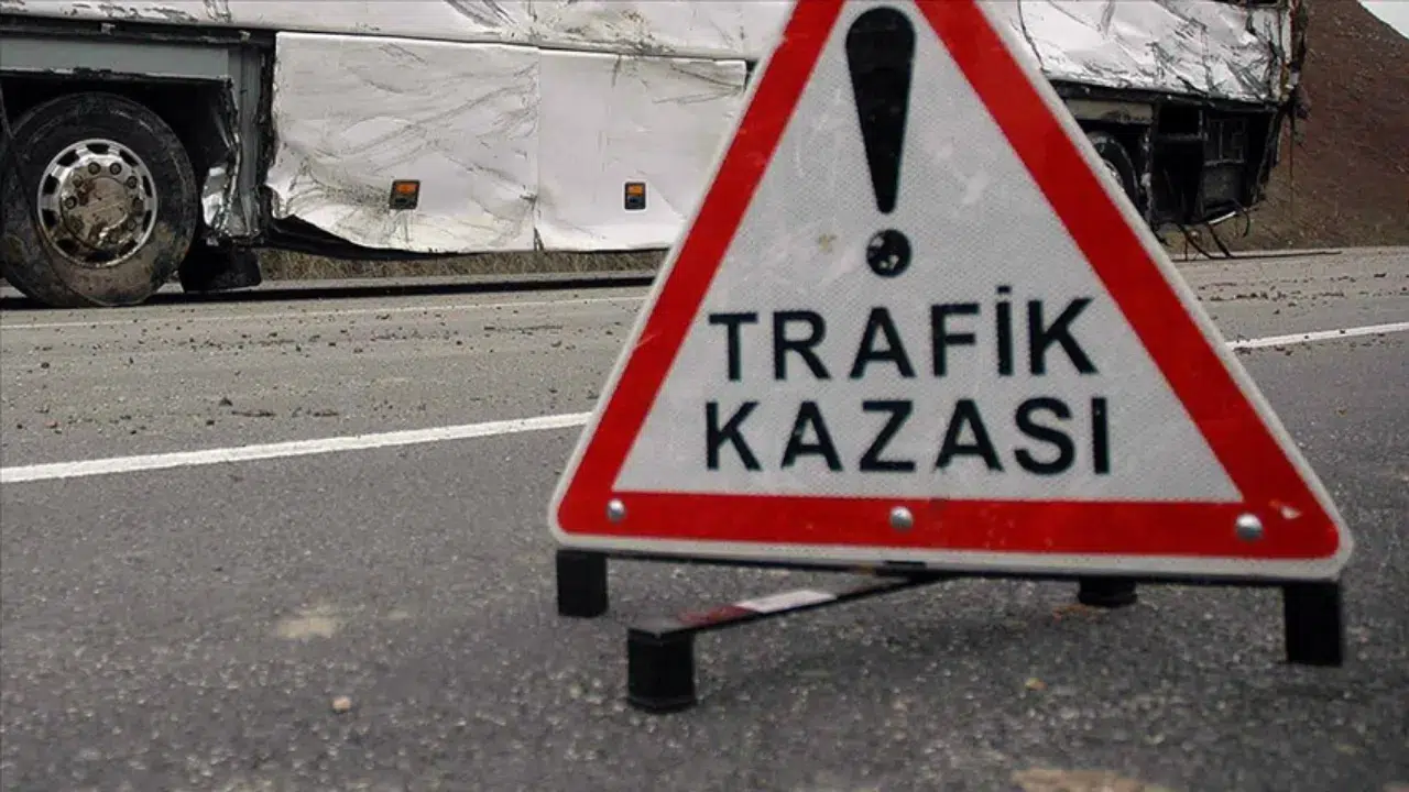 Ankara'da otomobil tıra çarptı : Sürücü yaralandı