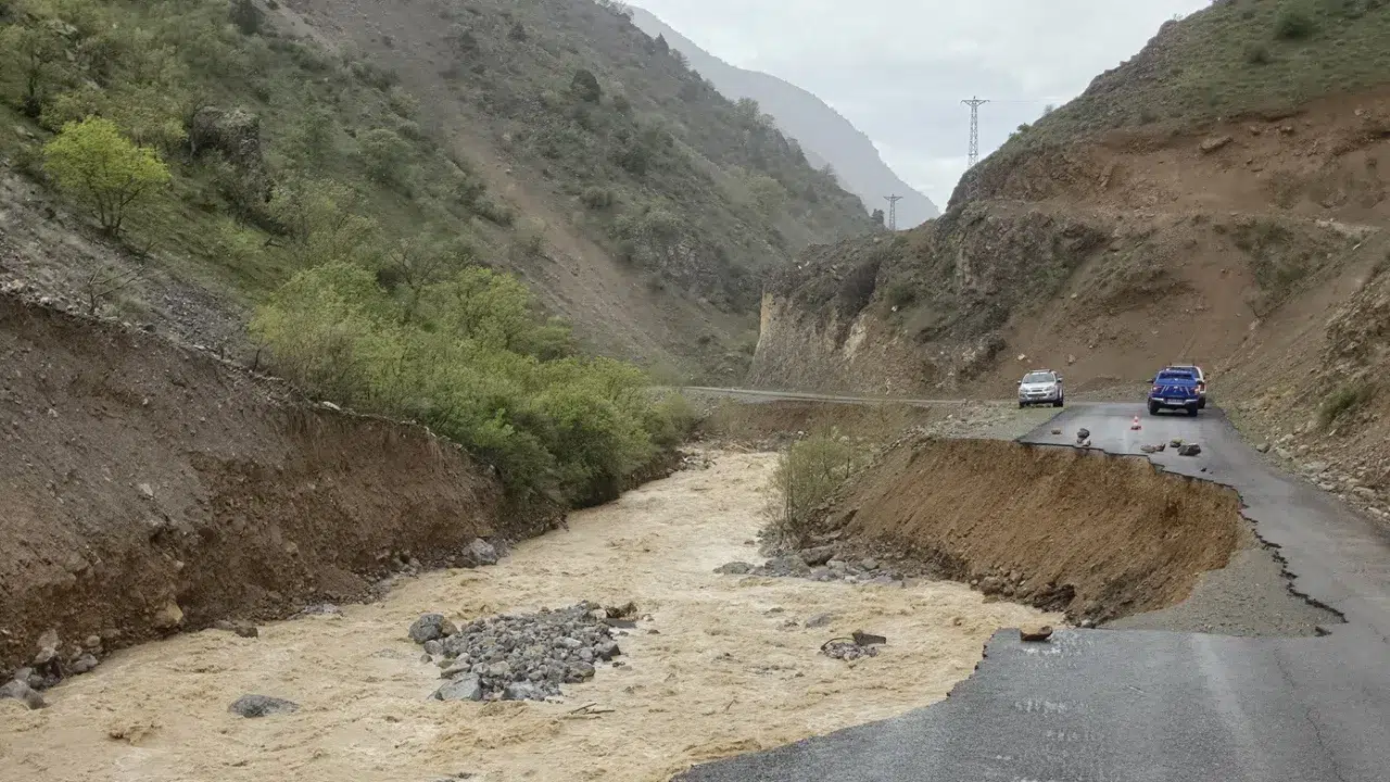 Erzincan Kemaliye'de sel : Yolda çökme meydana geldi