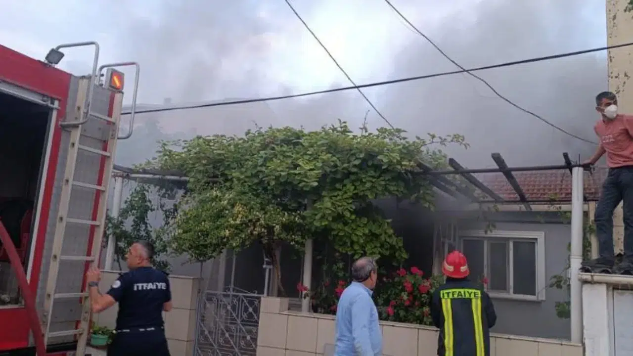 Çanakkale'de alev alev yanan ahşap ev kullanılmaz hale geldi
