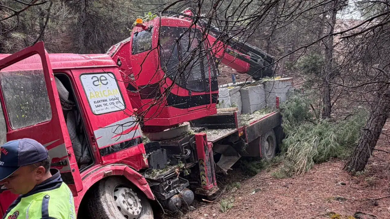 Burdur'da yoldan çıkan vinç ormanlık alana girdi : Araç hurdaya döndü