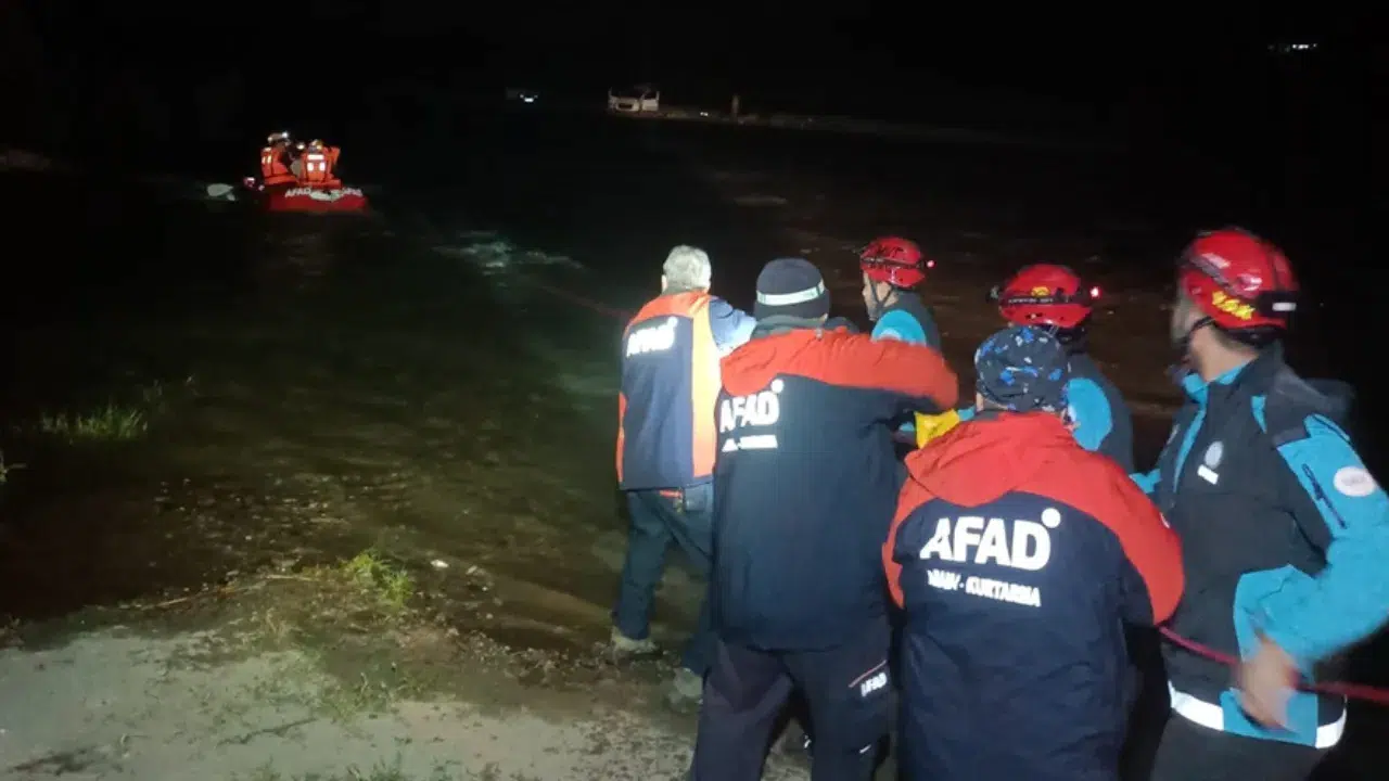 Bursa'da derede su seviyesi yükseldi : Mahsur kalan 4 kişi kurtarıldı