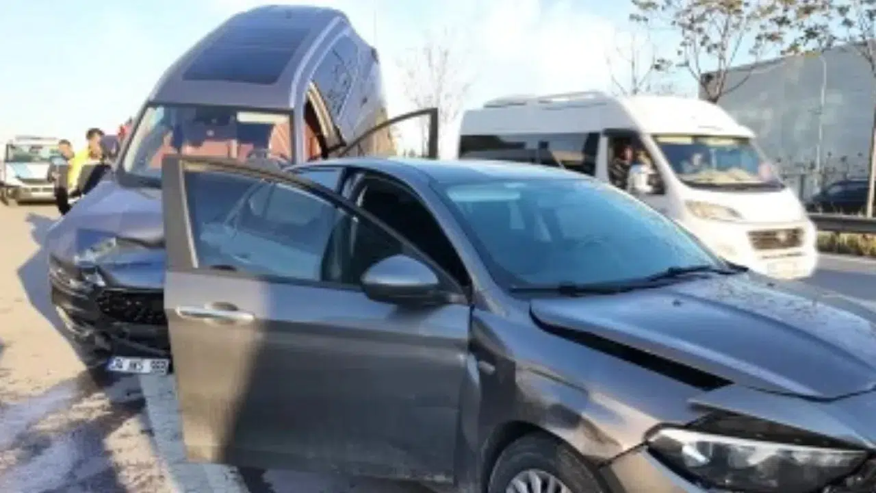 Kartal'da 4 araçlı zincirleme trafik kazası : 5 yaralı