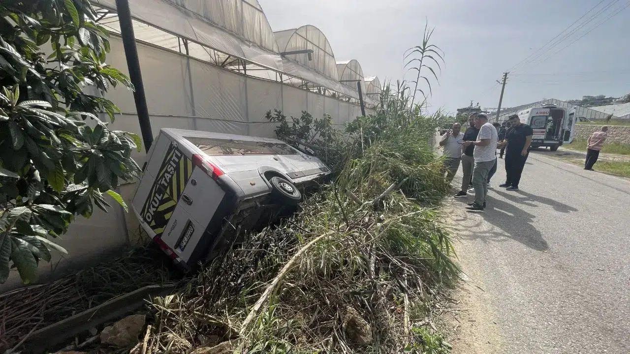 Alanya'da okul servisi şarampole yuvarlandı : İki kedi çıktı , onları kurtarayım derken...