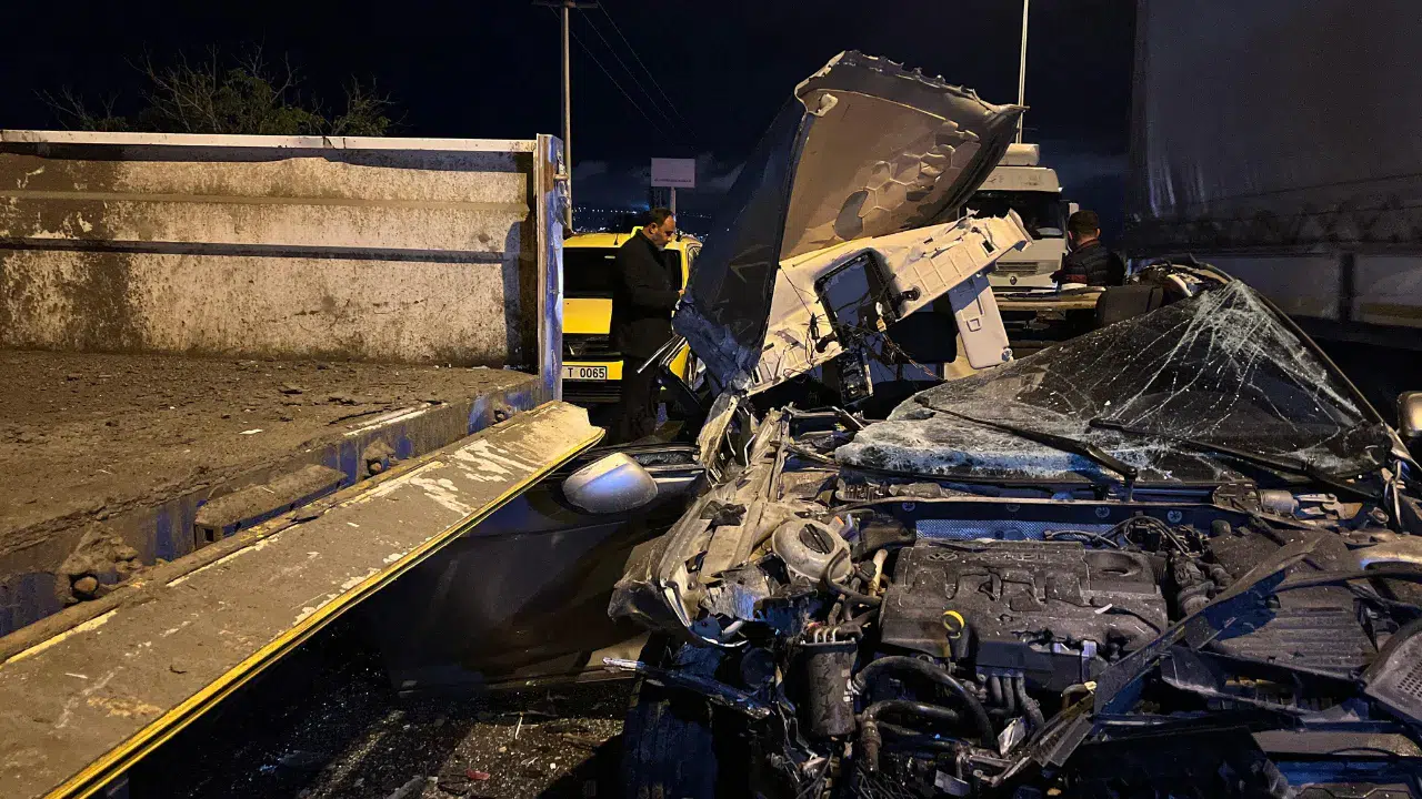 Kilis'te park halindeki tıra çarpan otomobilde 2 kişi yaralandı