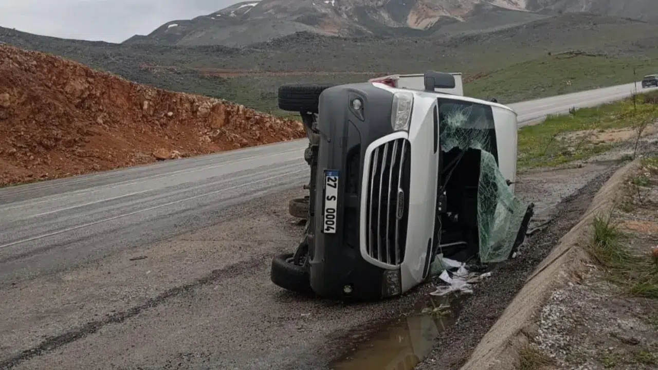 Malatya'da taziyeye gidenleri taşıyan minibüs devrildi : 11 yaralı