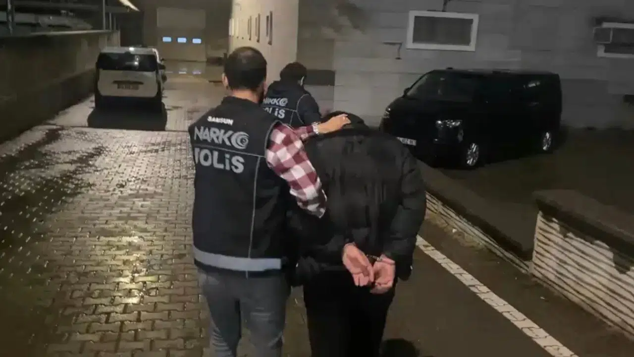 Samsun'da onlarca yıl hapis cezası bulunan 2 firari yakalandı