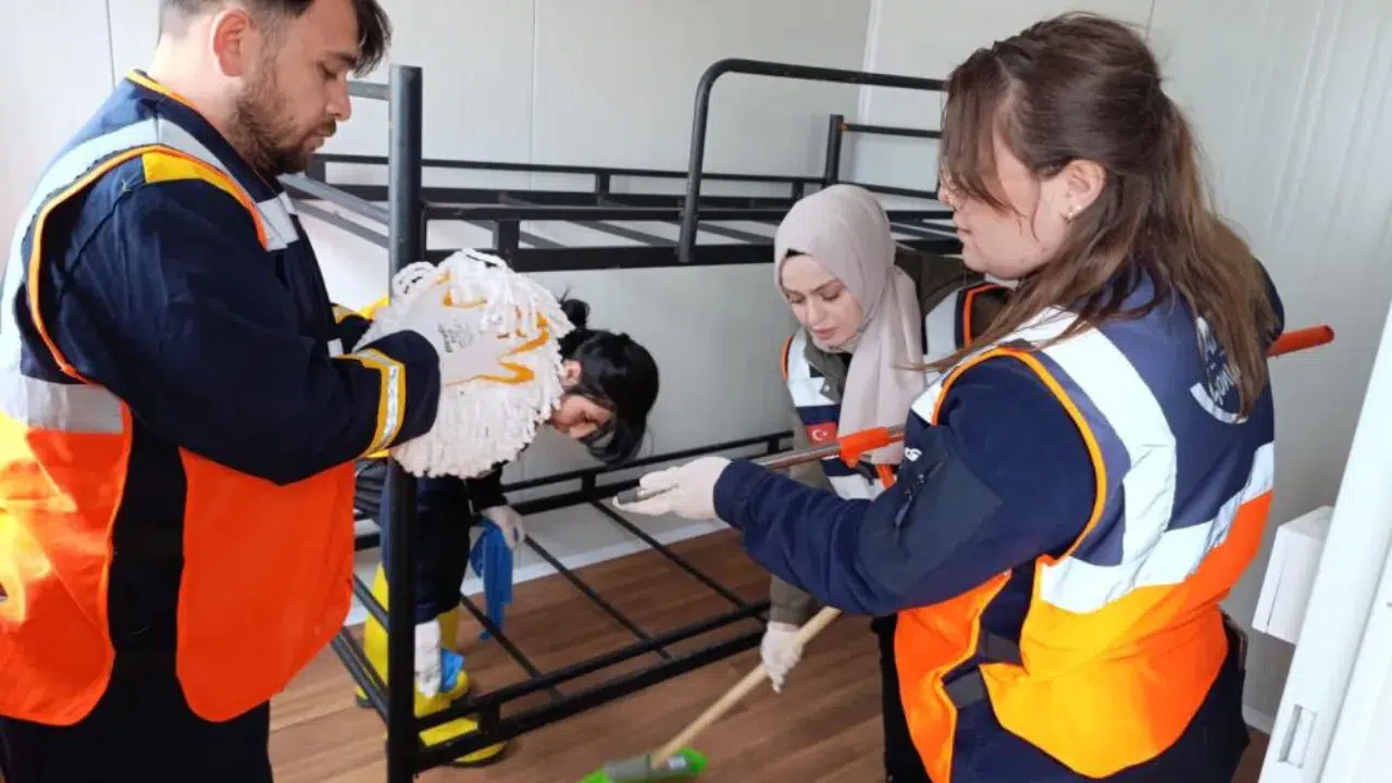Çorum'da hortum nedeniyle hasar oluşan köylere konteynerler kuruldu