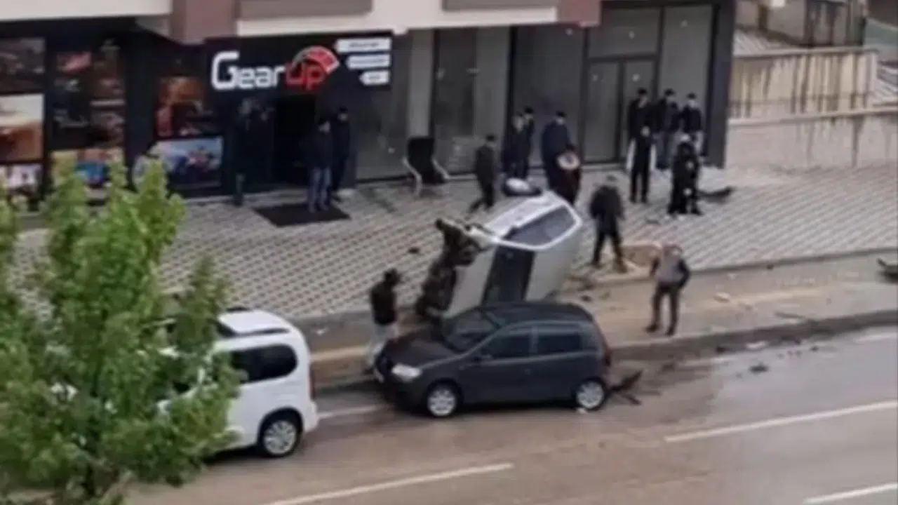 Bursa Yıldırım'da kontrolden çıkan otomobil takla attı