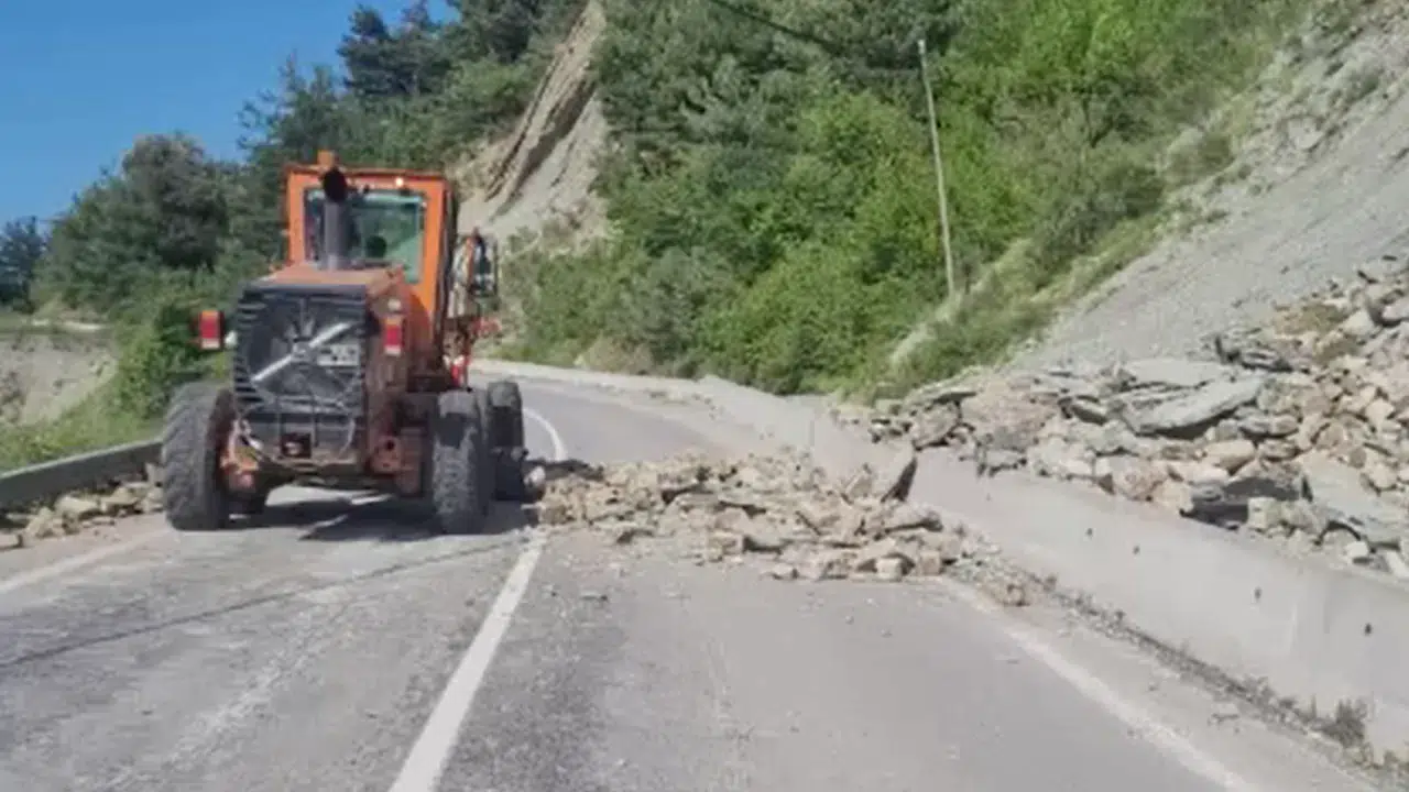 Kastamonu'da heyelan : Yol ulaşıma kapandı