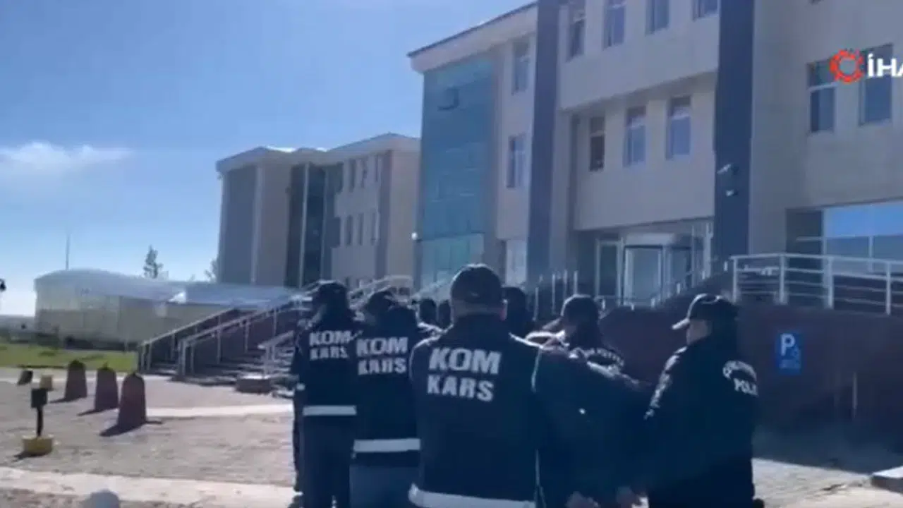 Kars’ta rüşvet ve kaçakçılık operasyonunda biri polis 7 kişi tutuklandı