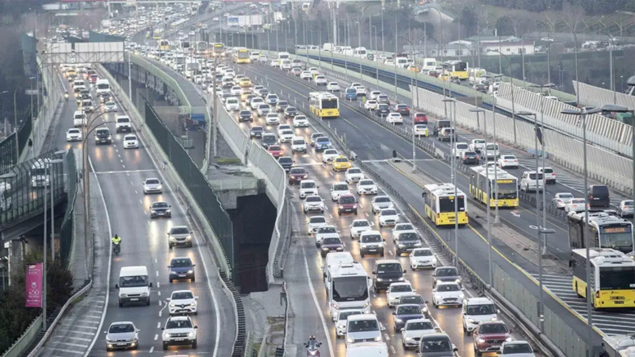 İstanbul'da kent genelinde trafik yoğunluğu yüzde 85