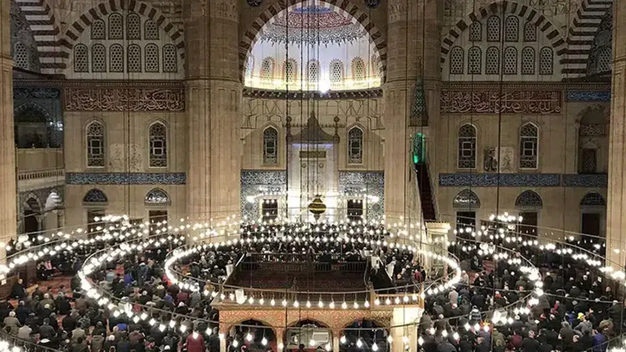 8 Mayıs Cuma Namazı Saatleri Nedir? İstanbul, Ankara ve İzmir İçin Güncel Bilgiler