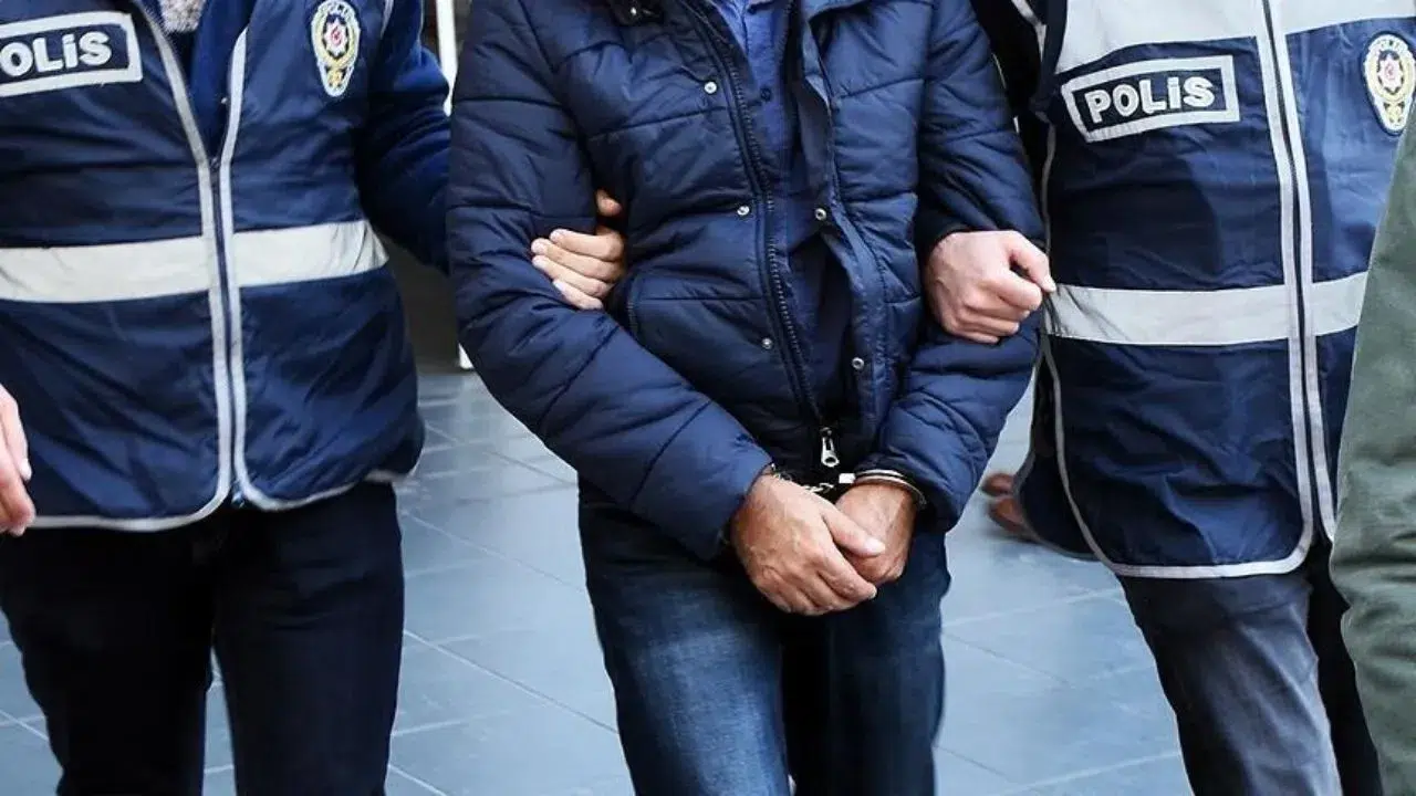 Banyodaki gizli bölmeden çıktı : 8 yıl 9 ay kesinleşmiş cezası bulunan FETÖ firarisi yakalandı