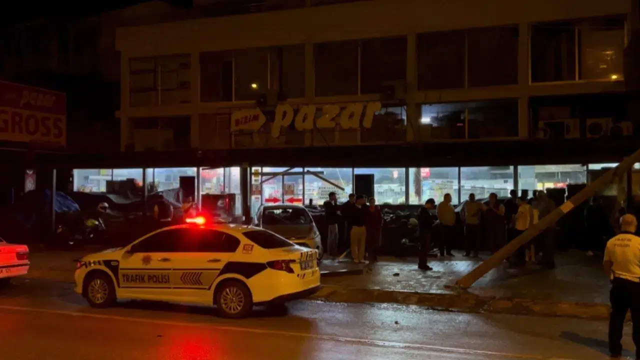 Osmaniye'de kaza : Otomobil marketin manav bölümüne girdi