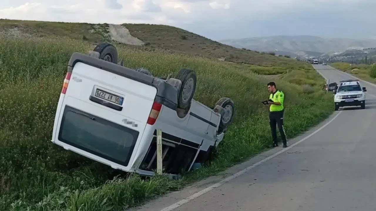 Ankara Beypazarı'nda minibüs devrildi : Sürücü hayatını kaybetti