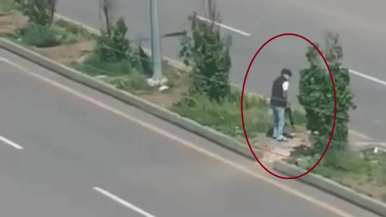 Diyarbakır'da silahlı şahıs paniği : Elinde silahla yürüdüğü anlar kamerada