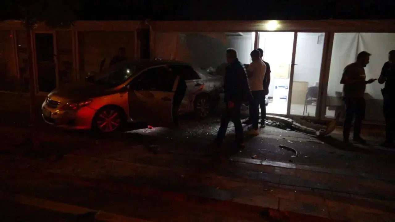 Malatya'da otomobilin çarptığı araç, iş yerine girdi : 1 yaralı