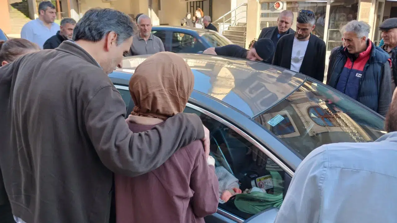 Trabzon’da bebek araçta kilitli kaldı : Genç anne büyük korku yaşadı