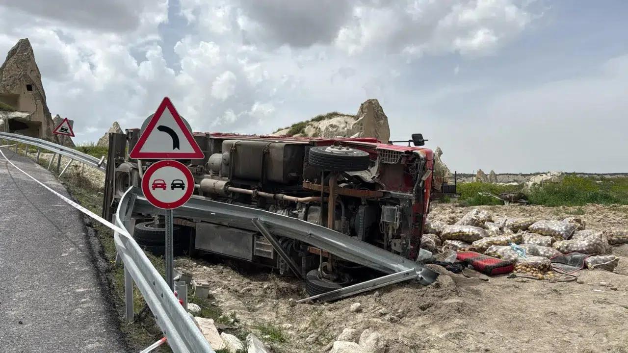 Nevşehir'de kaza : Kamyon kontrolden çıkıp devrildi