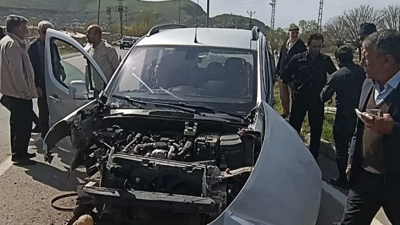 Van'da lastiği patlayan otomobil direğe çarptı : 1'i çocuk 4 yaralı