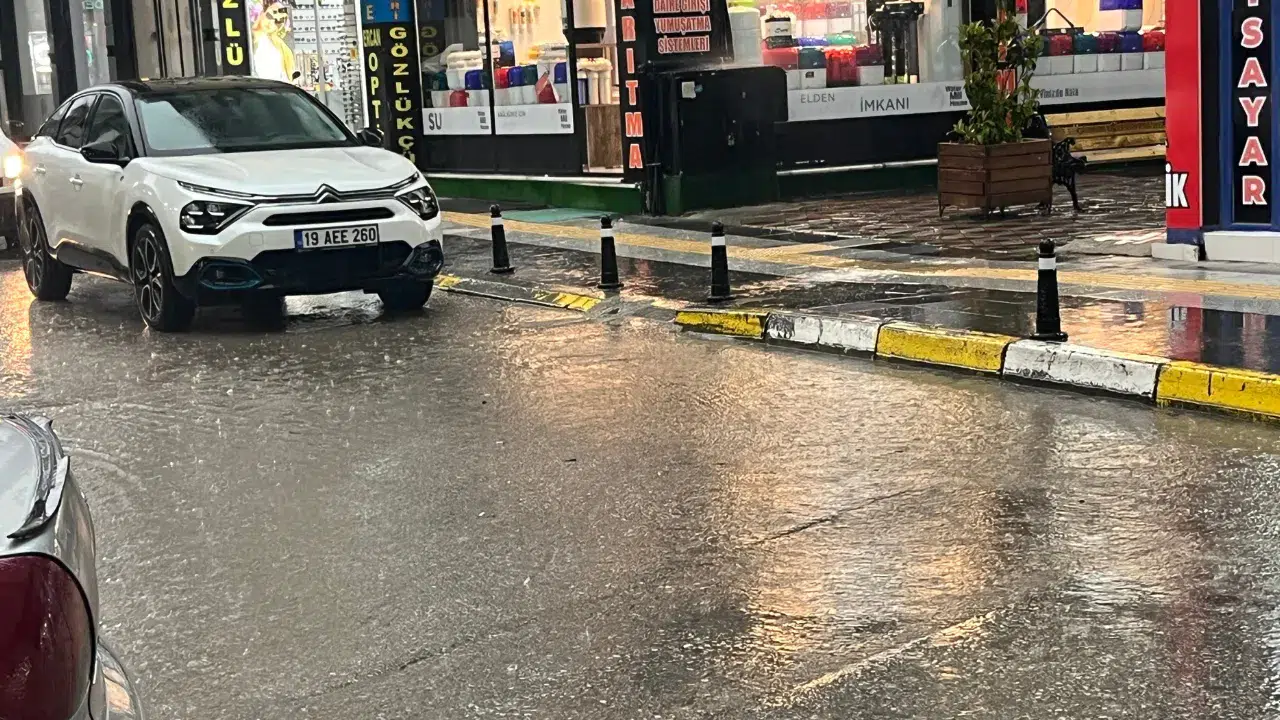 Çorum'da sağanak : Su birikintileri oluştu