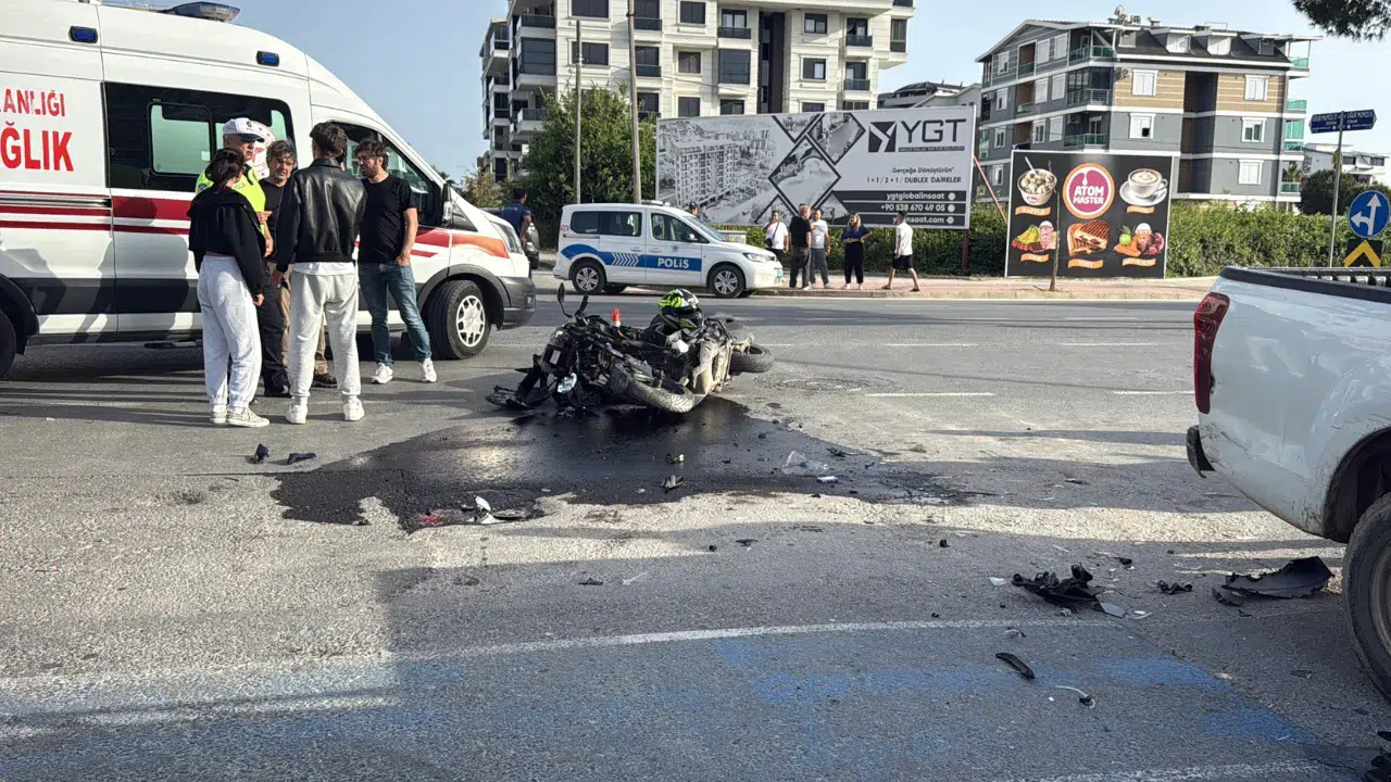 Antalya'da kaza : Kamyonet ile motosiklet çarpıştı