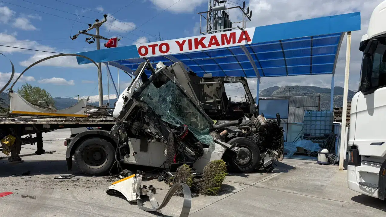 Burdur’da trafik kazası : Tır kamyona arkadan çarptı, 1 kişi yaralandı