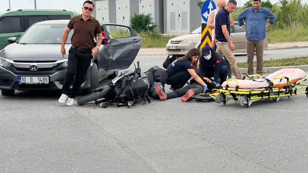Antalya Manavgat'ta otomobil ile motosiklet çarpıştı : Biri bebek 2 yaralı